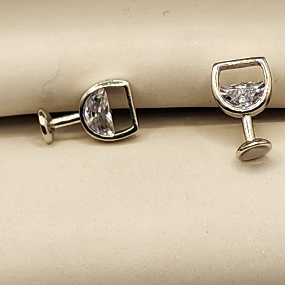 Rhodium plated white gold and natural diamond earrings.